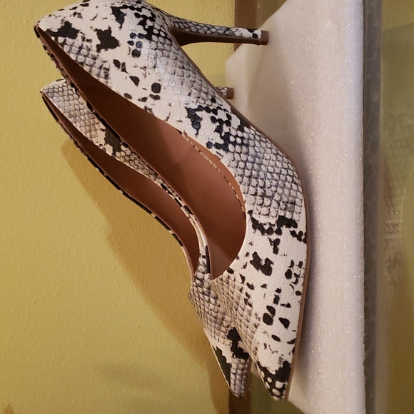 Torrid Grey Snakeskin Print Faux Leather Pointed Toe Pump - Picture 1 of 4